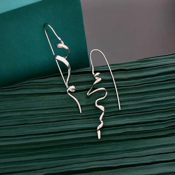 Minimalist Swirl Line Drop Earring