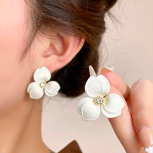 Gardenia - Vintage Charm White Flower Ear Studs