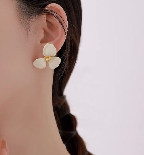 Gardenia - Vintage Charm White Flower Ear Studs