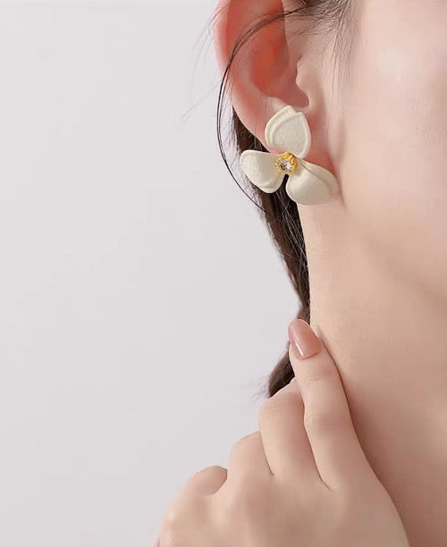 Gardenia - Vintage Charm White Flower Ear Studs