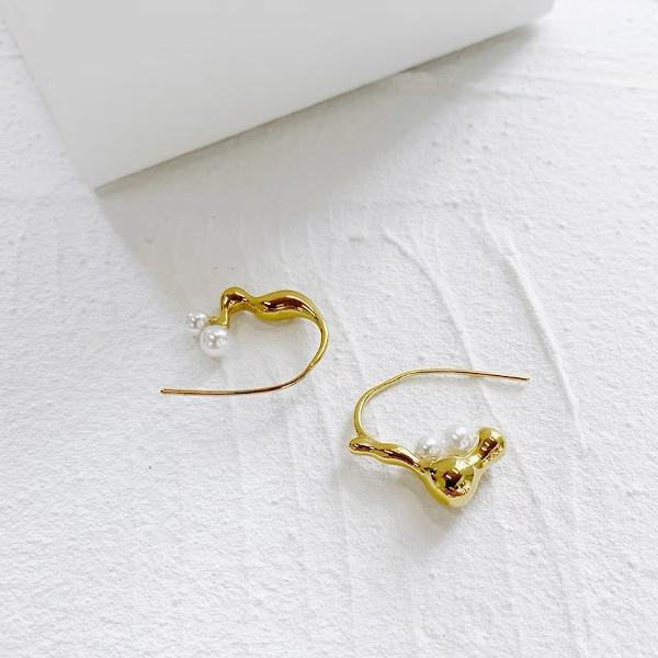 Asymmetrical Fluid Line Pearl Earrings