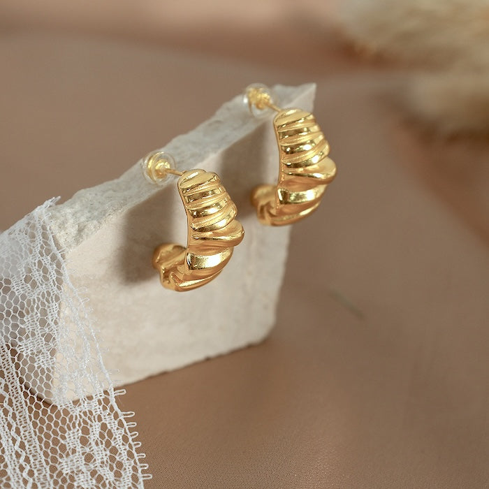 https://cicidejewelry.nl/products/chunky-style-croissant-formed-large-hoop-earrings