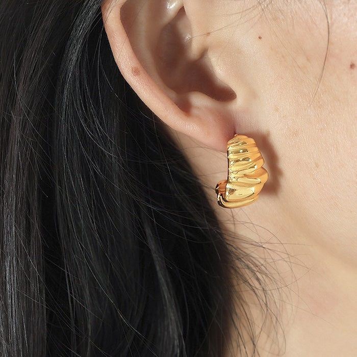 https://cicidejewelry.nl/products/chunky-style-croissant-formed-large-hoop-earrings