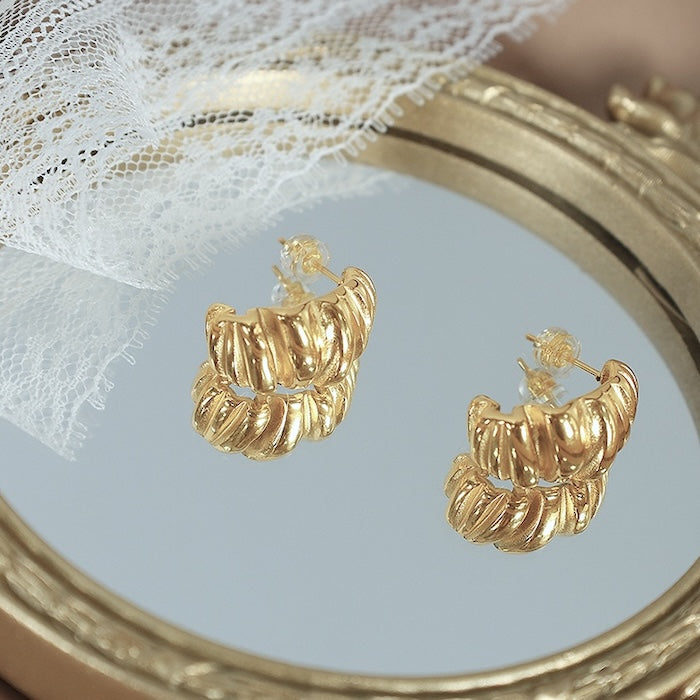 https://cicidejewelry.nl/products/chunky-style-croissant-formed-large-hoop-earrings