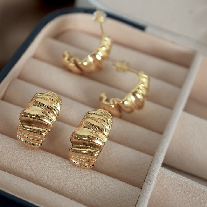 https://cicidejewelry.nl/products/chunky-style-croissant-formed-large-hoop-earrings