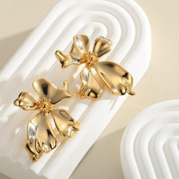 Unique Design Vivid Flower Ear Studs