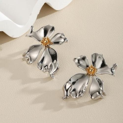 Unique Design Vivid Flower Ear Studs