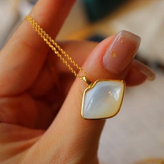 KissKiss - Mother of Pearl Lip Pendant Necklace