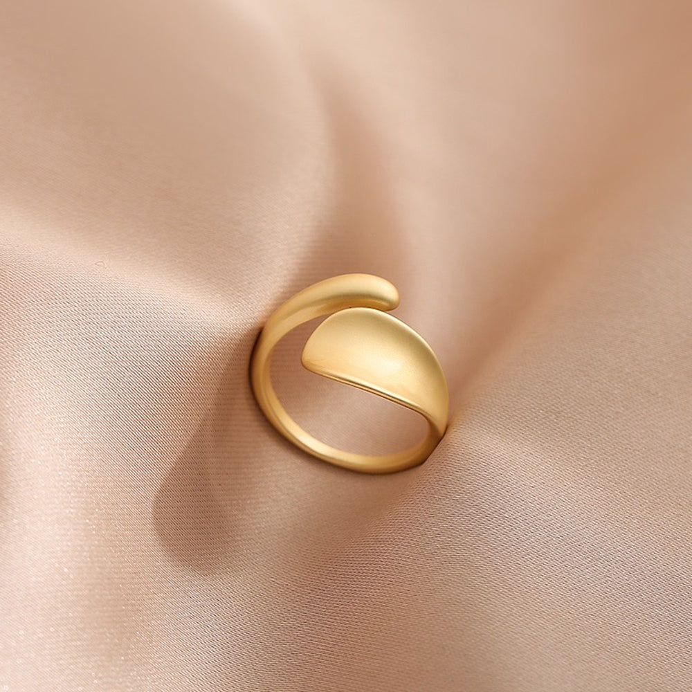 Fluid design geometric matt golden surface ring
