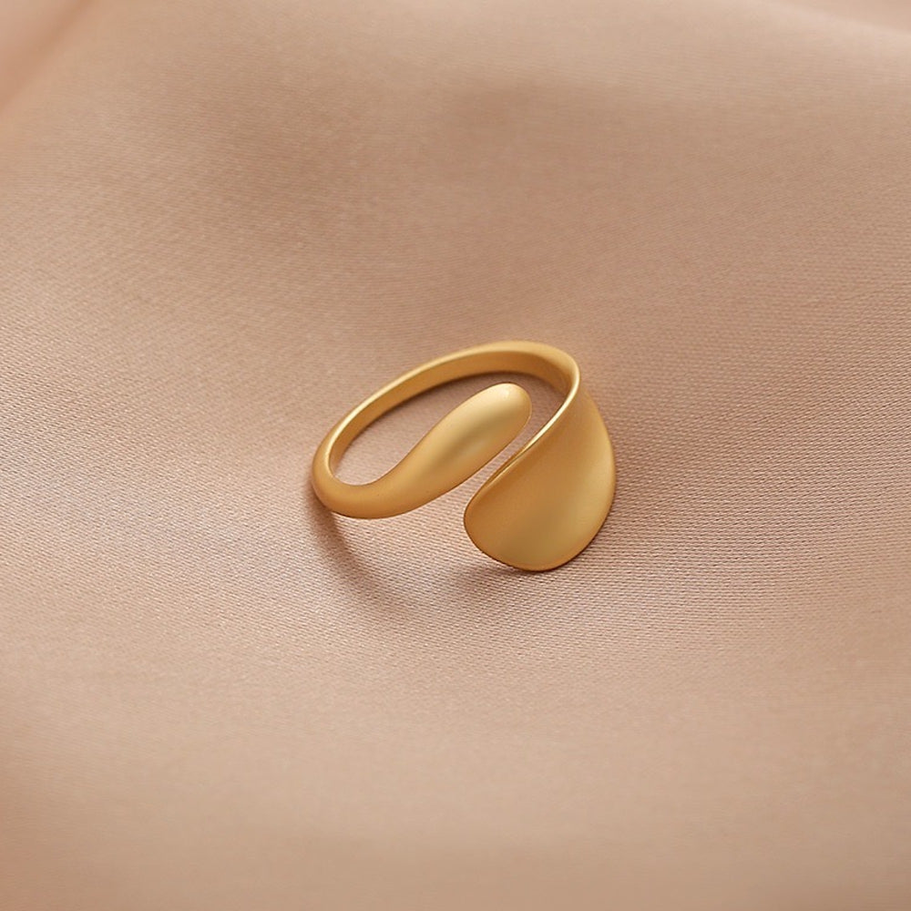 Fluid design geometric matt golden surface ring