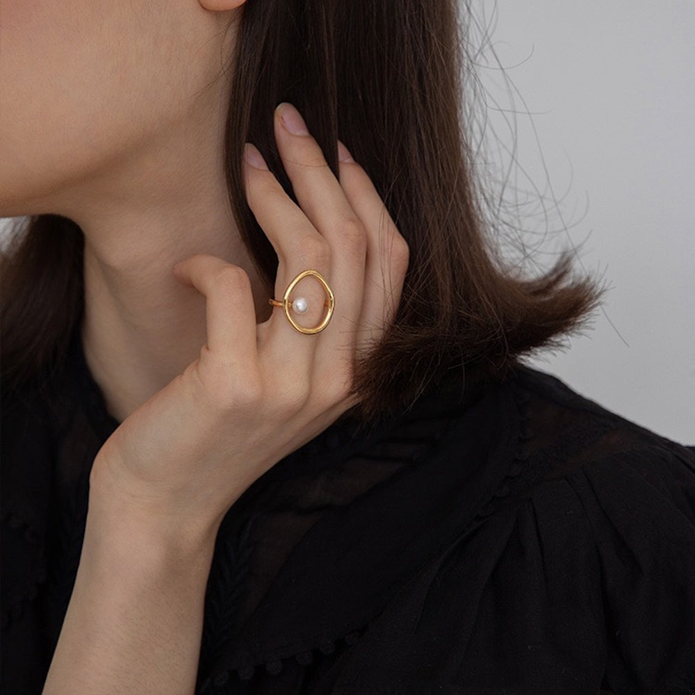 Minimalist oval line ring with freshwater pearl - Gold vermeil