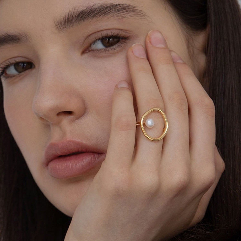 Minimalist oval line ring with freshwater pearl - Gold vermeil